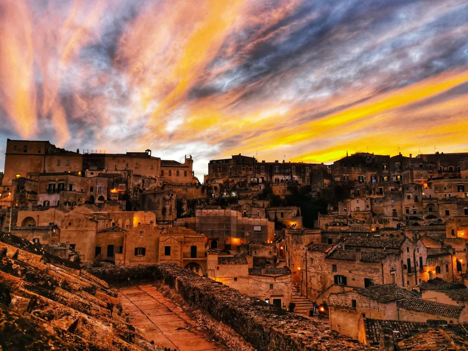 Matera: Walking Tour with Cave House and Church Entry